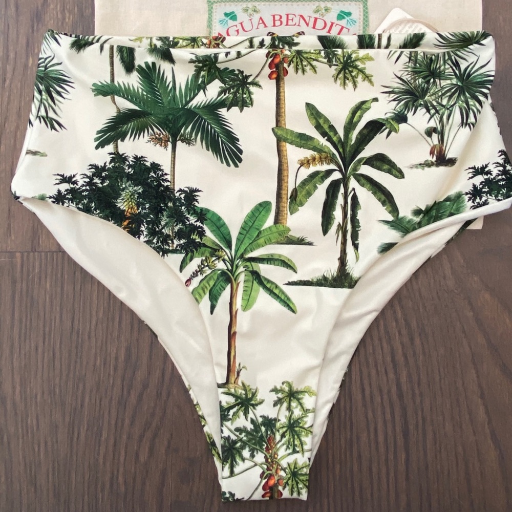 Agua Bendita Bikini Bottom